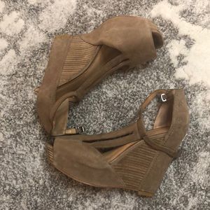 Kenneth Cole size 8 wedge